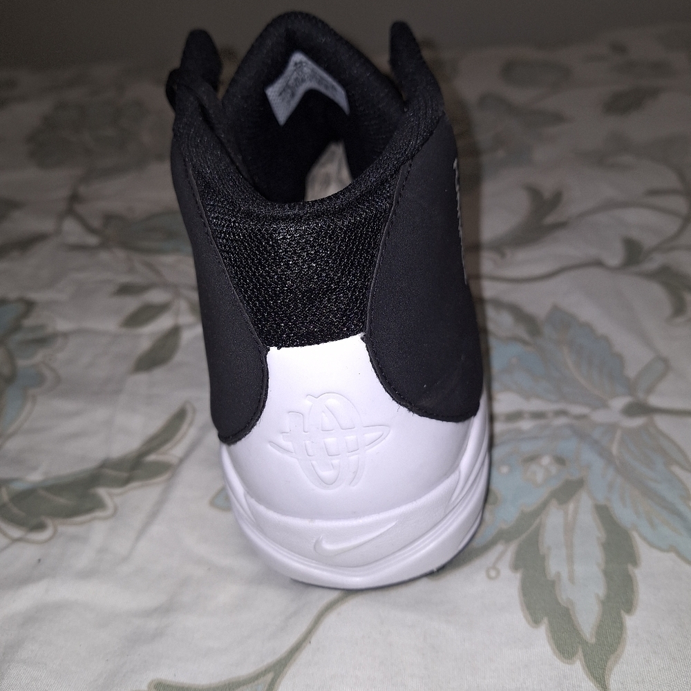 A pair of Nike Hurache baseball shoes. Like new condition. In a mens size 16. - Picture 2 of 11